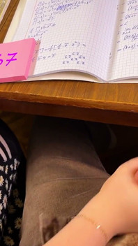 Chica universitaria 67 de seis y siete - burlándose de él debajo del escritorio durante las matemáticas, semen en reloj de pulsera
