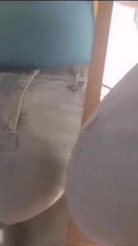 Seluar jeans besar yang melampau membonggol pada seluar jeans buatan tangan