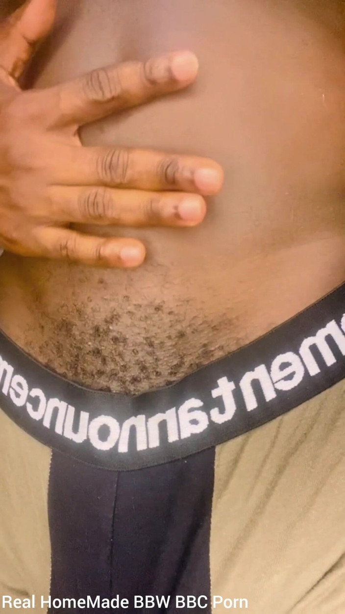 Big black cock BBCee: Cewek sange ini lagi asik goyangin raksasa pria kulit hitam...