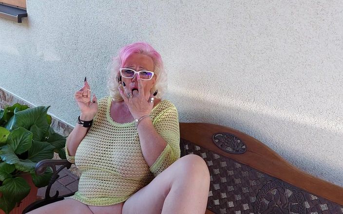 PureVicky66: Немецкая бабушка-толстушка курит и играет с ее мокрой киской!