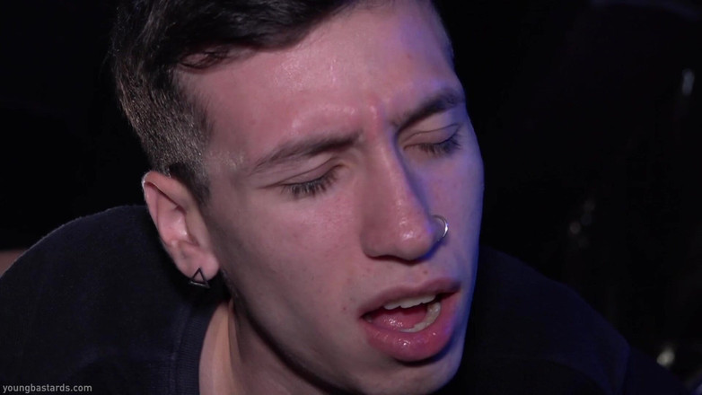 Kinky Twink: Preso e riempito da un cazzo a pelle