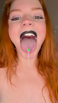 BBW ruda Miley Coxxx pluć Fetysz - usta z bliska - przebity język