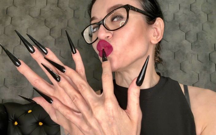 Julia domaina: 黑色长指甲，尖锐的高跟鞋，长手指吮吸和手崇拜，手掌大