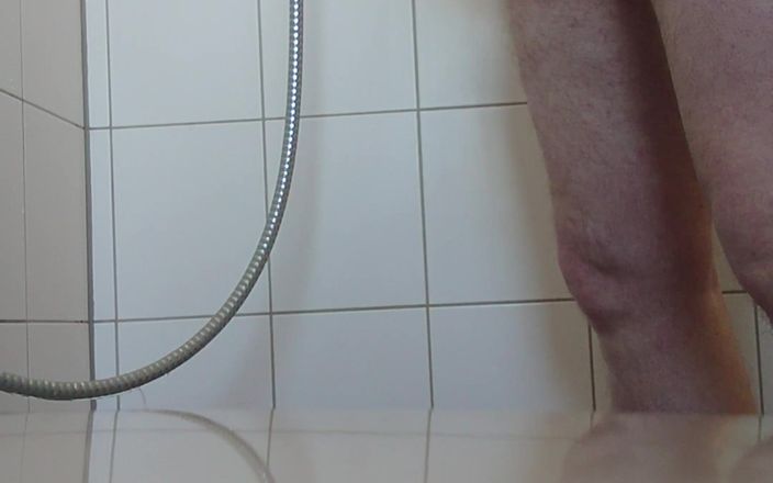 Carmen_Nylonjunge: Писсинг в душе утром