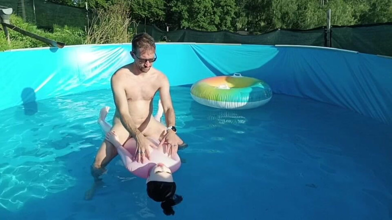 Boris Heycall Art Dolls: Passeio molhado na piscina fodendo uma boneca com um acabamento...