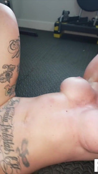 Tetona milf preñada en el gimnasio