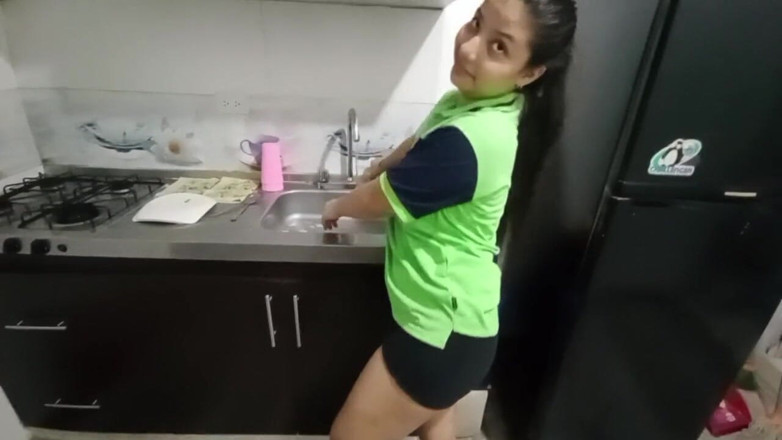 mackencie29: Hot maid väntar på mig i köket - mina små bröst...