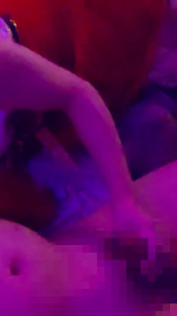 Симпатичная девушка в Рождественском косплей использует ее язык так эротично, что она не может помочь, но пососать ее киску. Любитель. Кримпай