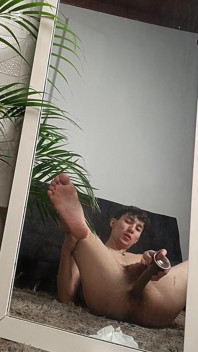 큰 딜도로 그녀의 엉덩이를 박고 그녀가 사정할 때까지 그녀의 큰 자지를 흔드는 트윙크