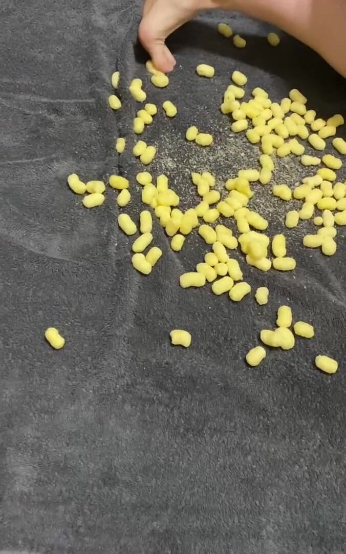 Monnycka: meri gand aur bahut pyari chini chipak jaati hai