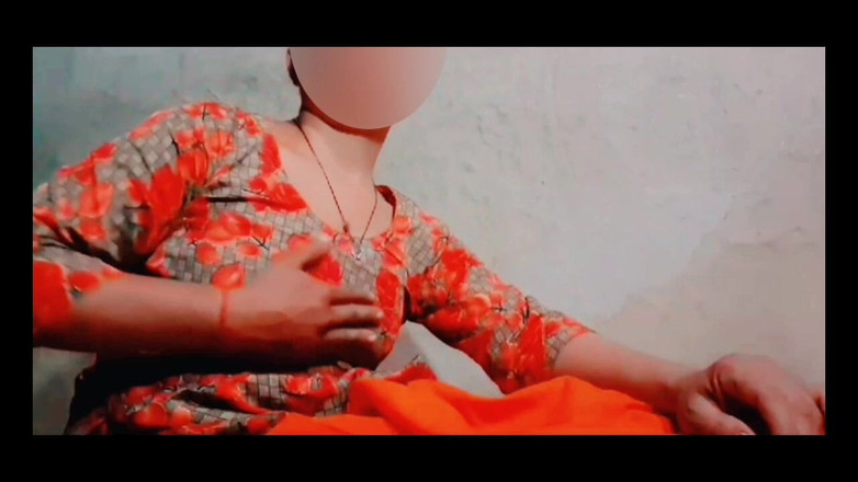 TricolorMusic3: 在她的萨尔瓦西装上按压她的乳房，她慢慢变得不耐烦，脱掉所有的衣服