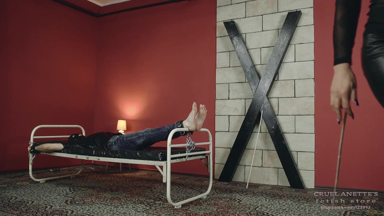Cruel Anettes fetish world: Bastinado na posteli