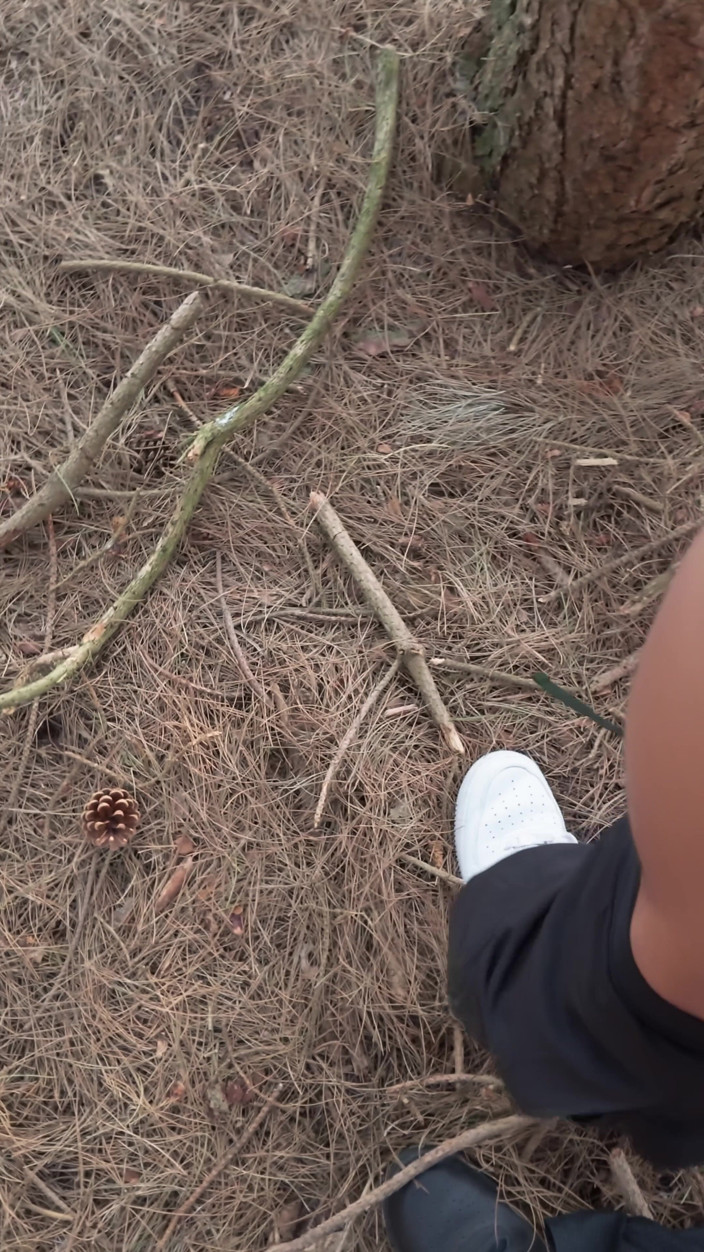 Two Tall Trouble: The Tall Brit mengongkek Luca kembar di dalam hutan