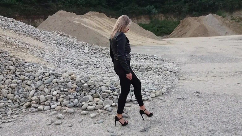 martinawest: A vovó anda por aí numa canteira de cascalho de...
