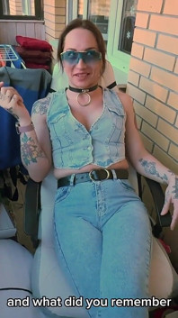 Sladká trans dívka kouří velký péro na balkóně