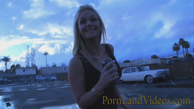 Pornland videos: Sărut tandru înainte ca o matură sexy blondă să primească o...