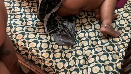 Karthi: Tamil teyze komşu erkeklerin yarağını emiyor ve domalarak sikiliyor