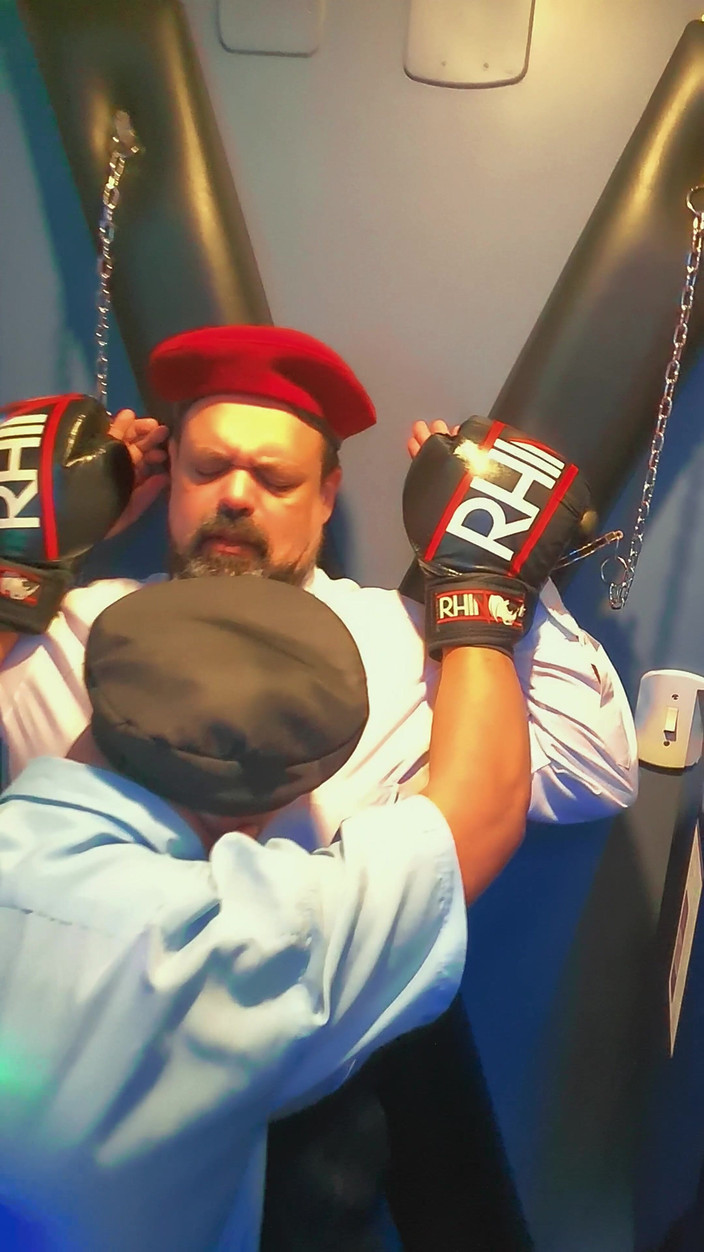 Punchbagplz: Handschellen Und Kontrolliert - Motelzimmer-dominanz