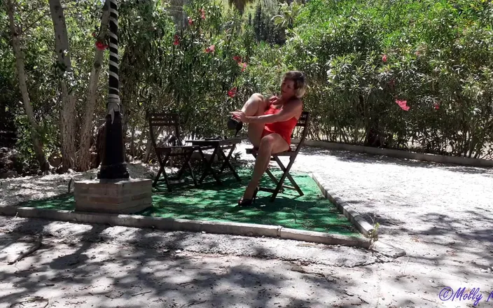 Molly MILF: Creaming My Soft Skin Outside in the Shade