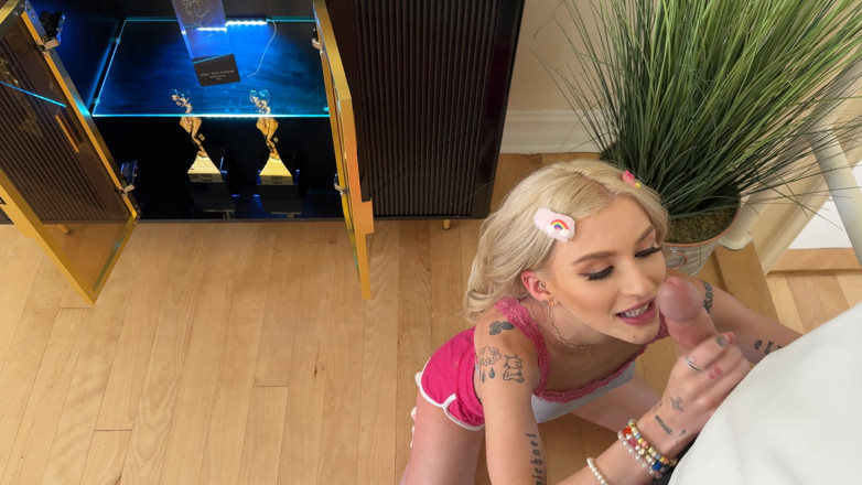 PornDudeCasting: Emma Rosie admiră pula premiată a unui tip porno