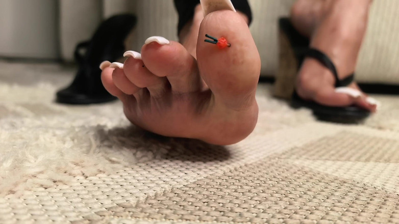 Goddess Lena: Mangsa kecil di bawah jari kaki saya