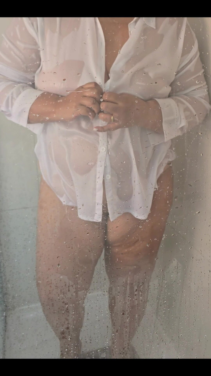 Slutty Ms B: Bílá saténová halenka ve sprše