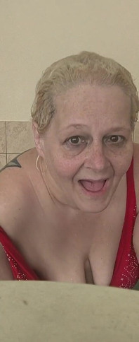 Bbw-prinses zuigt zijn pik onder water met haar stoute stiefvader