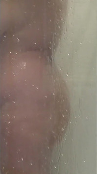 Schau zu, wie Julie unter der dusche sich fertig macht