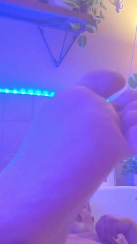 Chlupaté hobit nohy stříká ve vaně