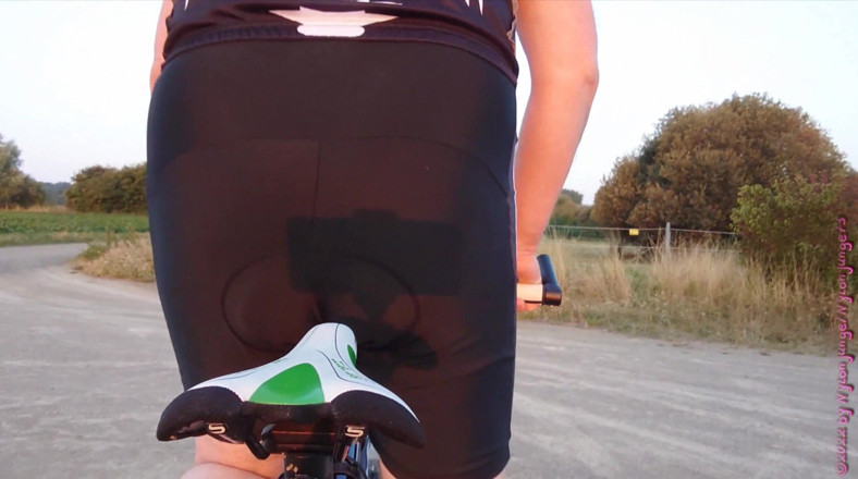 Carmen_Nylonjunge: Dicker arsch am Bikesitz 1