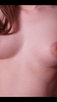 Close-up do orgasmo amador do mamilo da homegirl