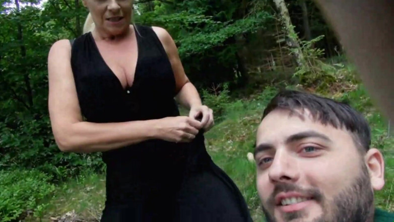 Deutschland porn: Tante girang amatir Jerman dengan toket besar dientot di luar...