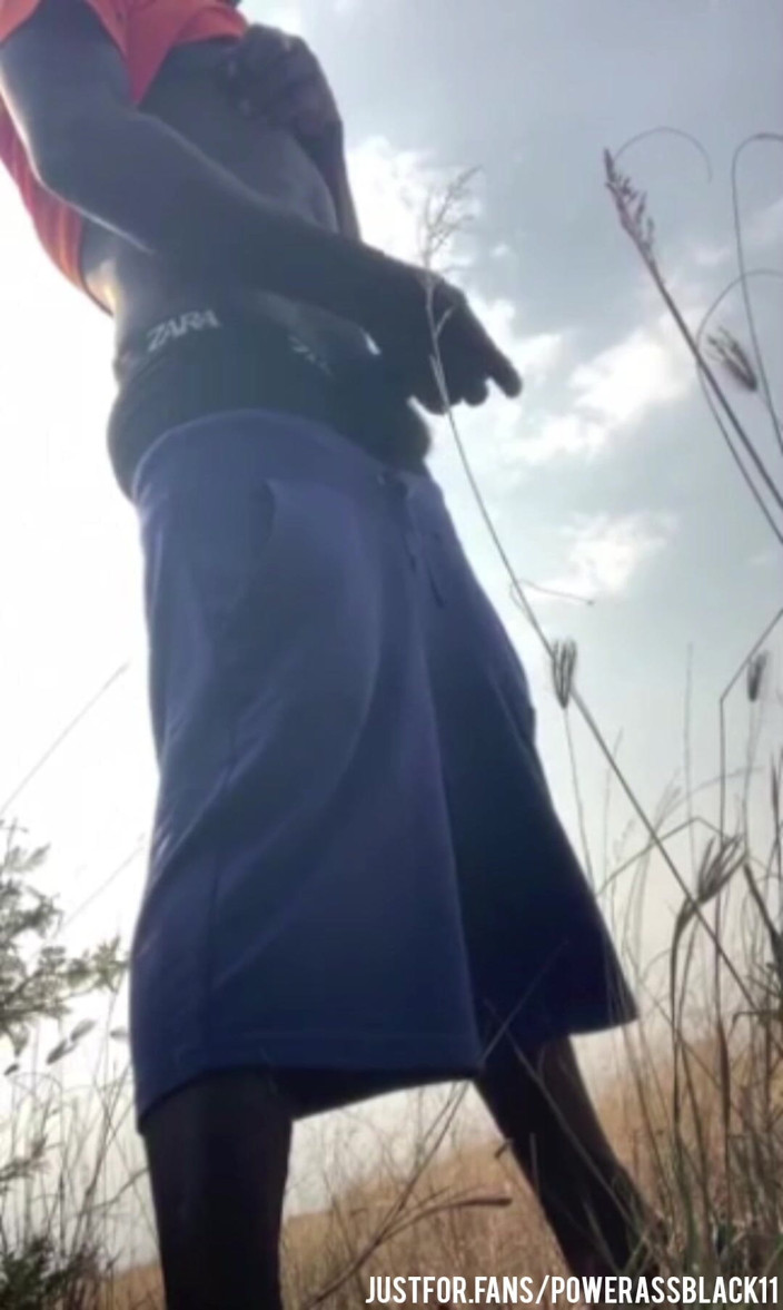 WildFreakBottom: Masturbuje się samotnie intensywnie w krzaku