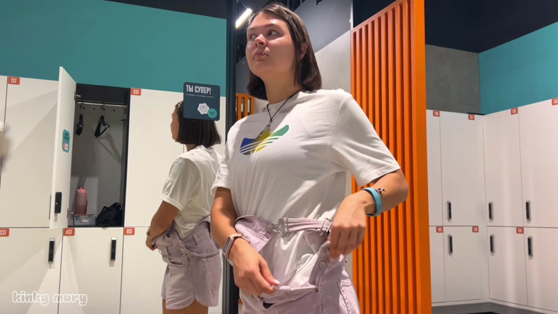 Kinky mary: Risky Gym Bathroom - Yellow Piss &amp; Intense Orgasm
