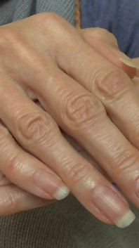 Dame Victoria Valente - kasjmere-outfit, mooie handen, lange vingernagels, close-ups, Joi