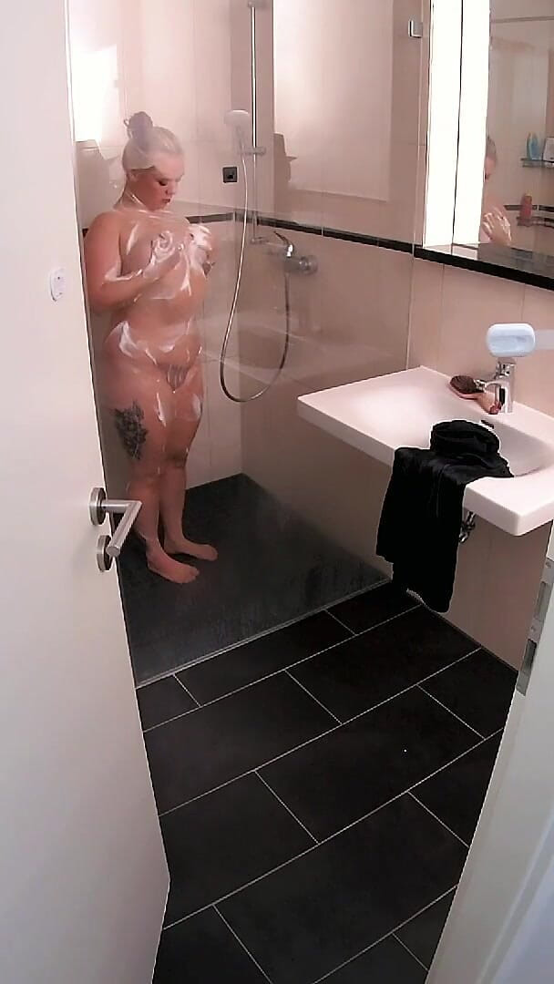 Anja Amelia: Lonely Wifes Fucks with Plumber