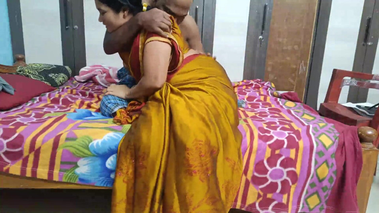 Sexy sindu: Sindu bhabhi sari baise avec son devar dans la chambre