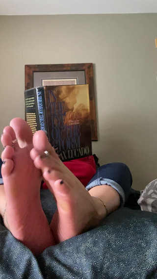 Tan feets: Tanfeets Ignoruj Podeszwy Propped Black Pedi