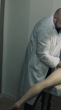 Dan Darkwood faz um exame com o Prof. Dr. Marcus Pollack