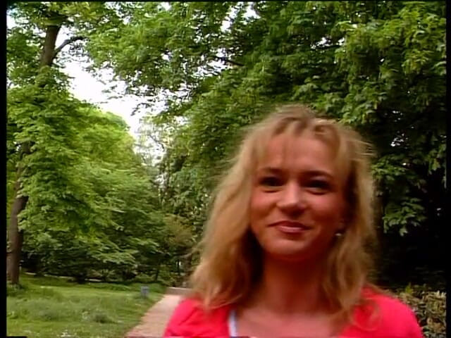 Lucky Cooch: Gagica blondă ia interviu în aer liber