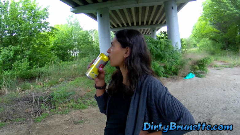 Dirty Brunette: 痴女妻吸う2つのコックの下でa橋に熱いblowbang
