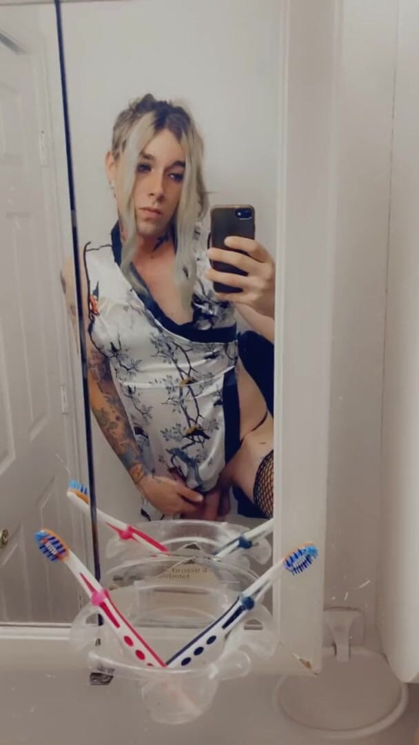 CarmenMelatonin: Kimono babe wants to play