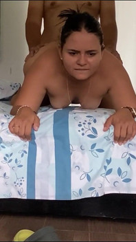 Geile mitbewohnerin stöhnt wie wild über ihren squirt