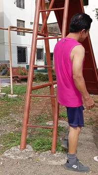 Trovo la mia figliastra tettona al parco e la invito a scopare