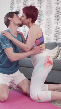 Yoga-instructeur Josh doet zijn magie op grote tieten milf Lisa Pinelli