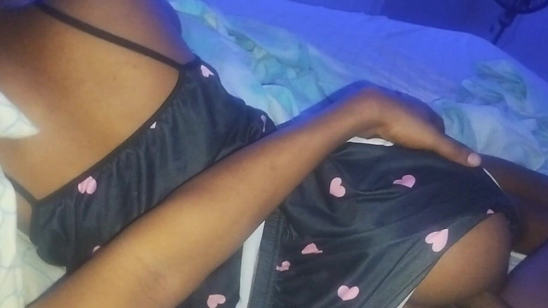 Skyy: Làm ơn đụ mẹ kế cho tôi! Leo lên giường với mẹ...