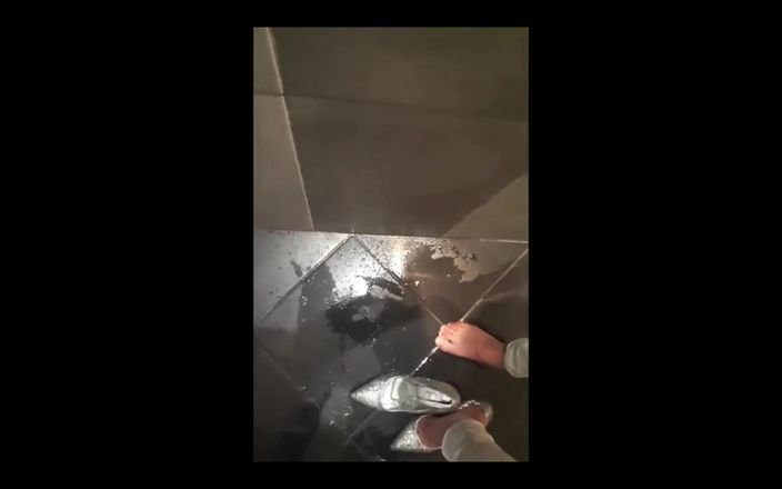 CyntiaCymes: ホワイトジーンズとハイヒールで必死のおしっこをして、濡れたクリトリスをこすりつける