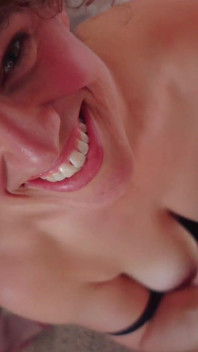 Çaresiz boşanmış orta yaşlı seksi kadın ilk kez bir yabancıyla sikişiyor