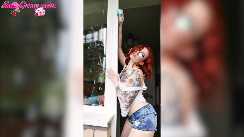 Katty Grray: Chica caliente limpia el balcón y demuestra un cuerpo sexy