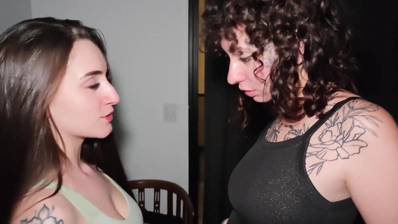 Rebekah Rose: 这就是你想要看到的：新衣服和和我的朋友在沙发上做爱